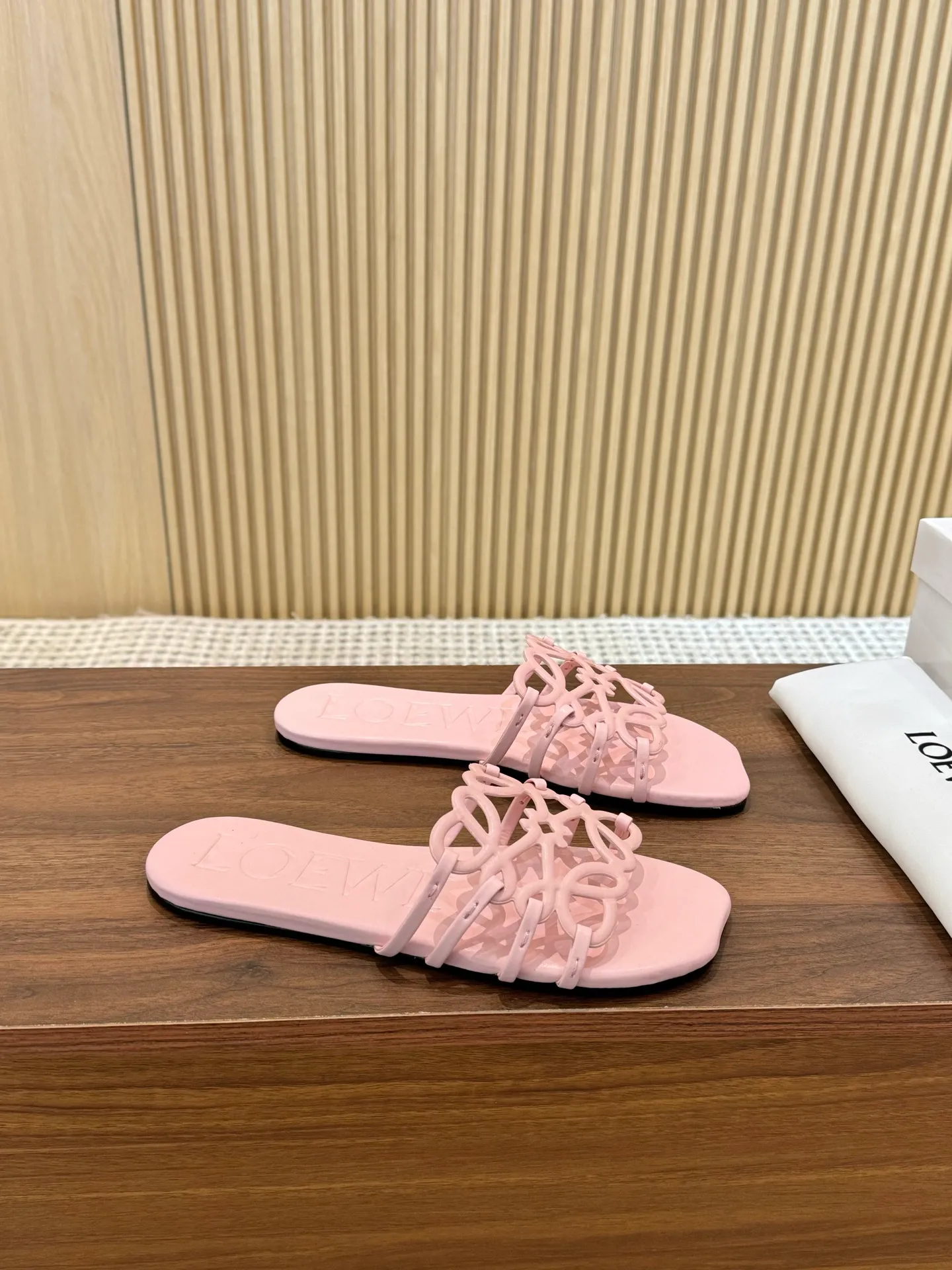 👟👟Ex-factory price 400👟👟 The latest 2025 LOEWE, summer limited edition hollow slippers, they are so beautiful on your feet! ! ! Highly recommended, a super lazy drag, the same style worn by celebrity bloggers! Fabric: Imported sheepskin (black, white, apricot, red, pink, five colors) Lining: Imported sheepskin Outsole: Genuine leather injection dyed bottom Number: 35-42